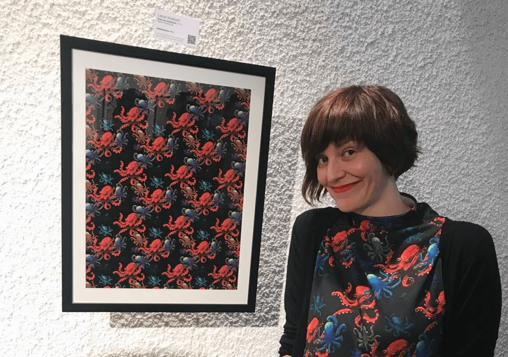 Lene Kieberl mit Art Print und Shirt aus dem dazu passenden selbst-designten Oktopusstoff bei der Vernissage von Drawn to Water am 21.03.2023